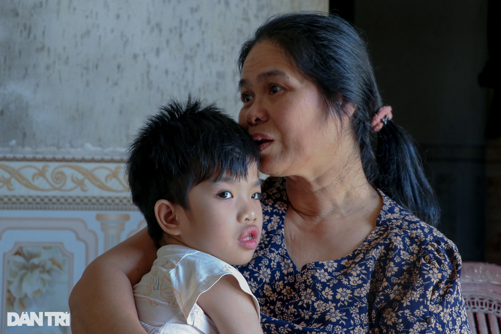 Ám ảnh tiếng hét chói tai của 2 cháu bé trong căn nhà bị gán nợ - 3 Ám ảnh tiếng hét chói tai của 2 cháu bé trong căn nhà bị gán nợ - 3