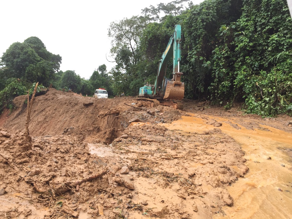 Hiểm nguy rình rập trên tuyến đường vào nơi sạt lở vùi lấp 22 người - 5 Hiểm nguy rình rập trên tuyến đường vào nơi sạt lở vùi lấp 22 người - 5