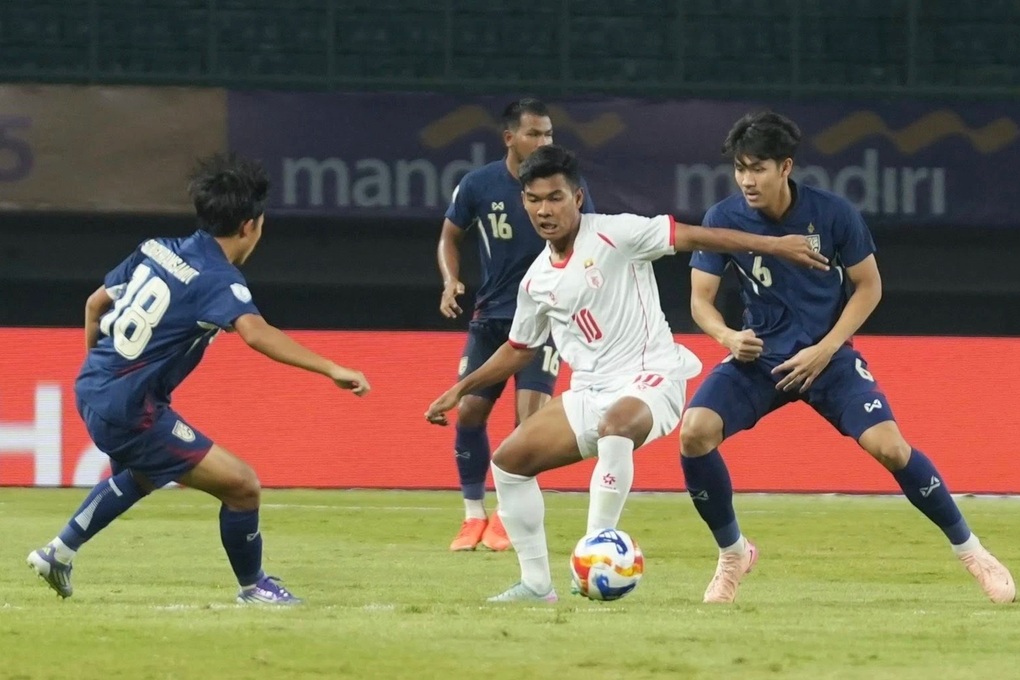 U23 ថៃឈរកំពូលតារាងប៉ះឥណ្ឌូណេស៊ីនៅវគ្គពាក់កណ្តាលផ្តាច់ព្រ័ត្រ - ២ U23 Thái Lan đứng đầu bảng, đại chiến với Indonesia ở bán kết - 2