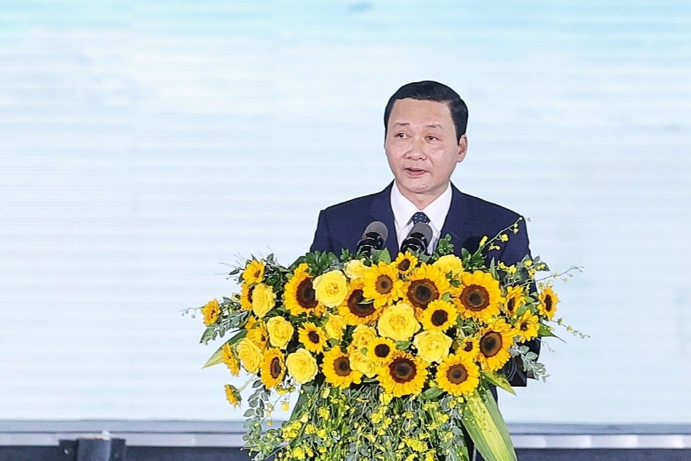 Hàng vạn người đổ về Sầm Sơn xem bắn pháo hoa khai hội du lịch - 2 Hàng vạn người đổ về Sầm Sơn xem bắn pháo hoa khai hội du lịch - 2