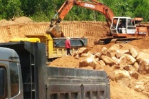 Bình Định: Dấu hiệu khai thác đất trái phép, đoàn xe ben rầm rập "hành" dân!