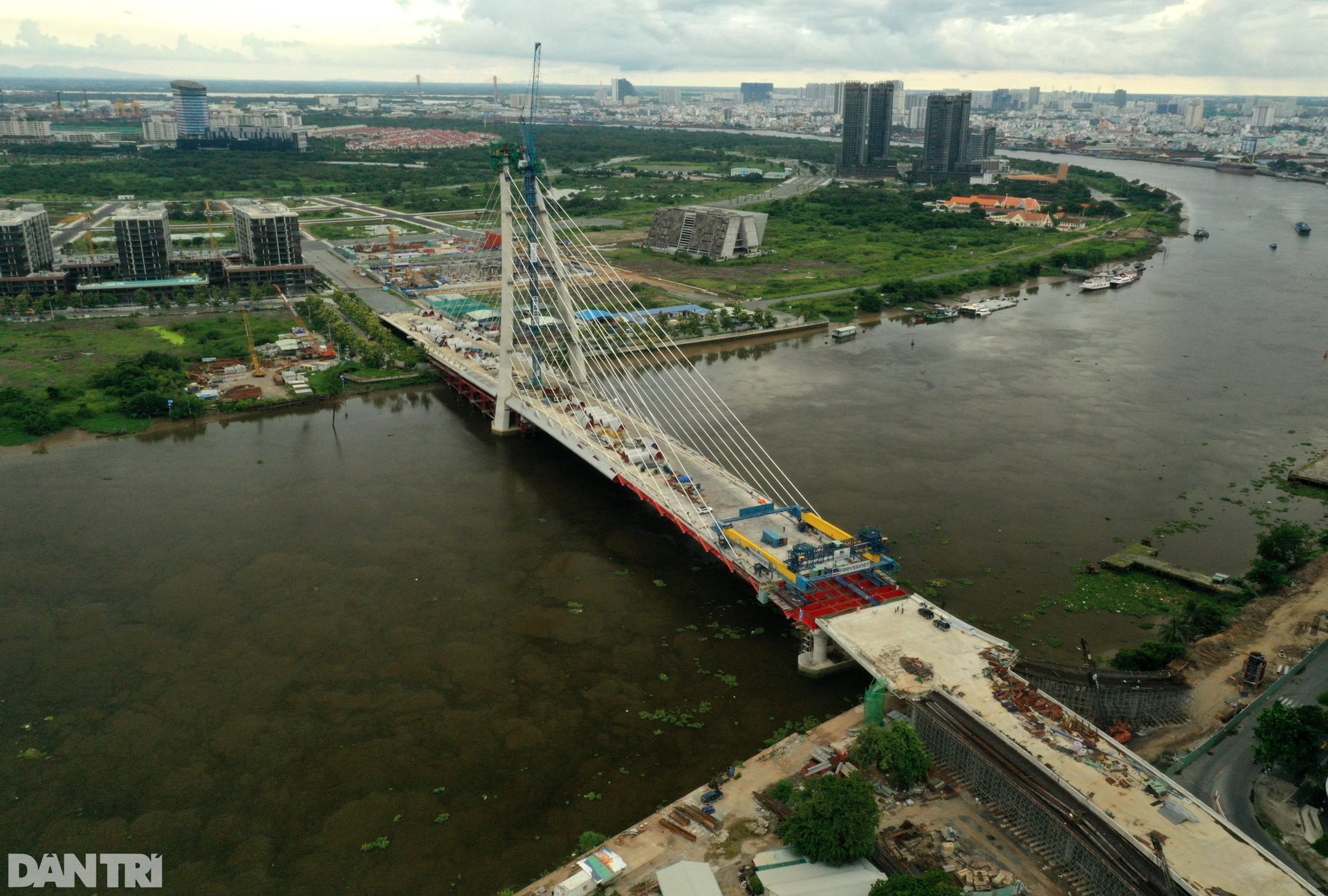 Lãnh đạo TPHCM đội mưa khảo sát cầu Thủ Thiêm 2 sau khi hợp long - 1 Lãnh đạo TPHCM đội mưa khảo sát cầu Thủ Thiêm 2 sau khi hợp long - 1