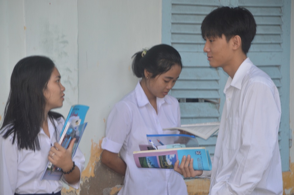 Nhiều thí sinh nén nỗi đau quyết tâm đi thi tốt nghiệp THPT - 4