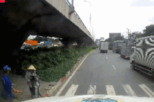 Hành động đẹp của tài xế container khiến nhiều người ngưỡng mộ