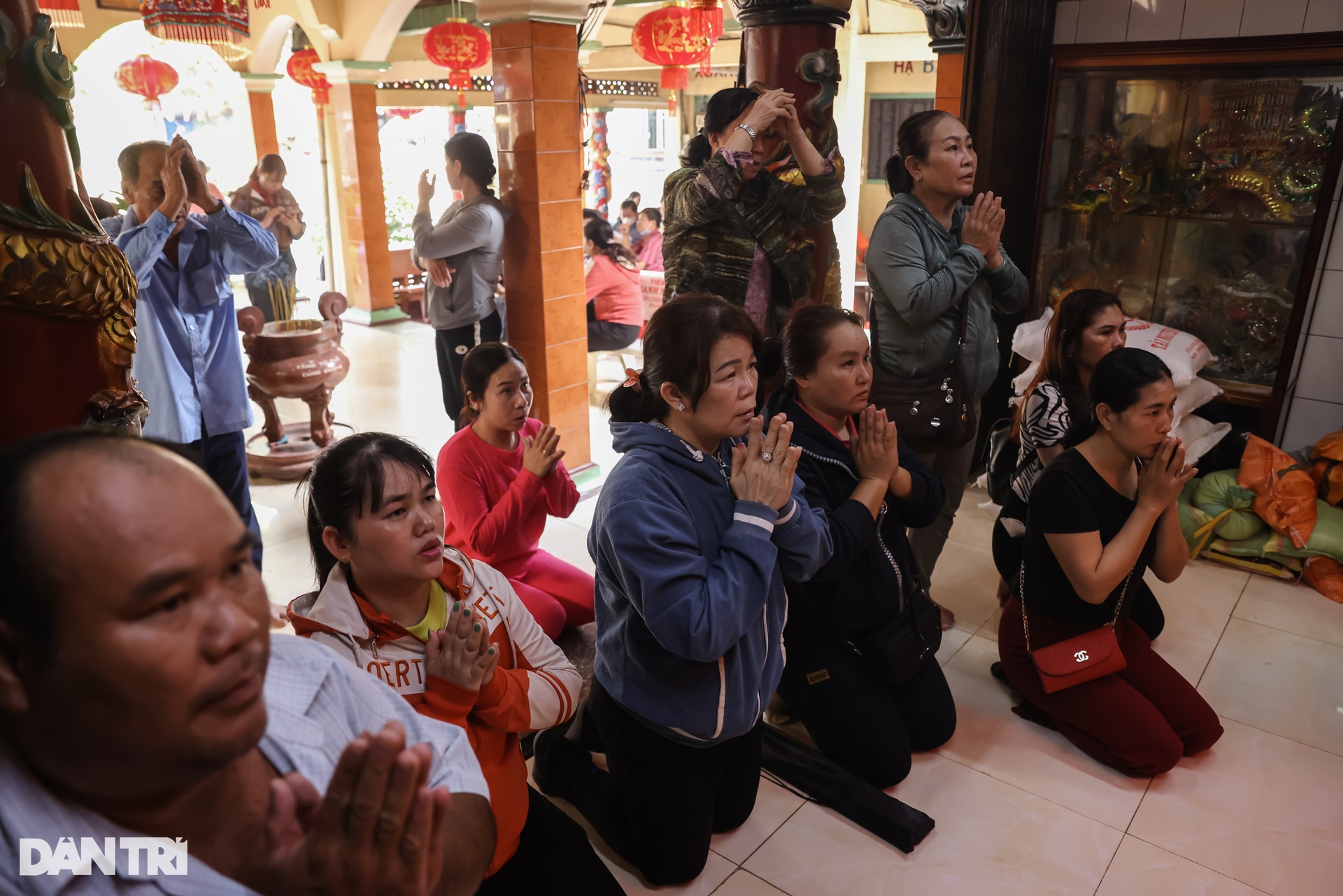 Người dân xin nước thiêng trong ngôi miếu có mạch nước ngầm ở TPHCM - 12 Người dân xin nước thiêng trong ngôi miếu có mạch nước ngầm ở TPHCM - 12