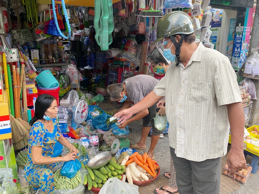 TPHCM: Giá rau xanh tăng vì hàng trăm khu chợ tạm đóng cửa - 2 TPHCM: Giá rau xanh tăng vì hàng trăm khu chợ tạm đóng cửa - 2
