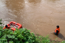 Thách nhau bơi qua suối mùa lũ, thanh niên 18 tuổi mất tích