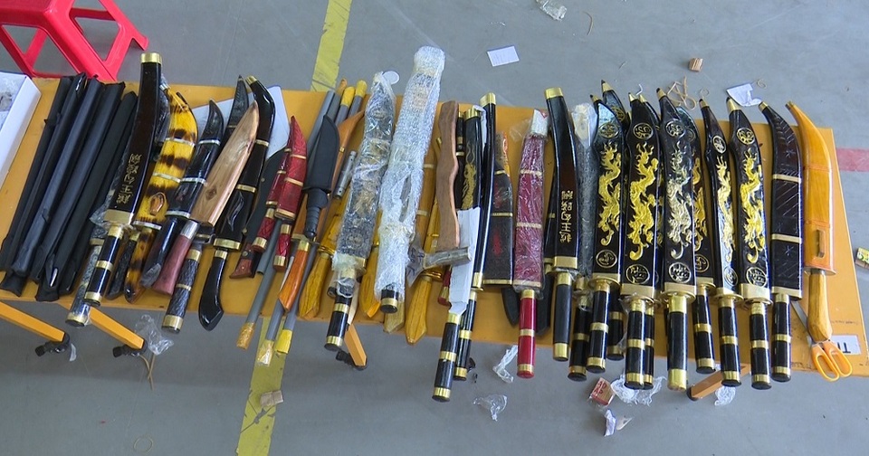 Công an thu giữ nhiều đao, kiếm… chuyển qua đường bưu điện - 2