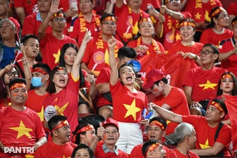 CĐV Việt Nam tại Thái Lan hạnh phúc sau tấm HCV bóng đá nam SEA Games