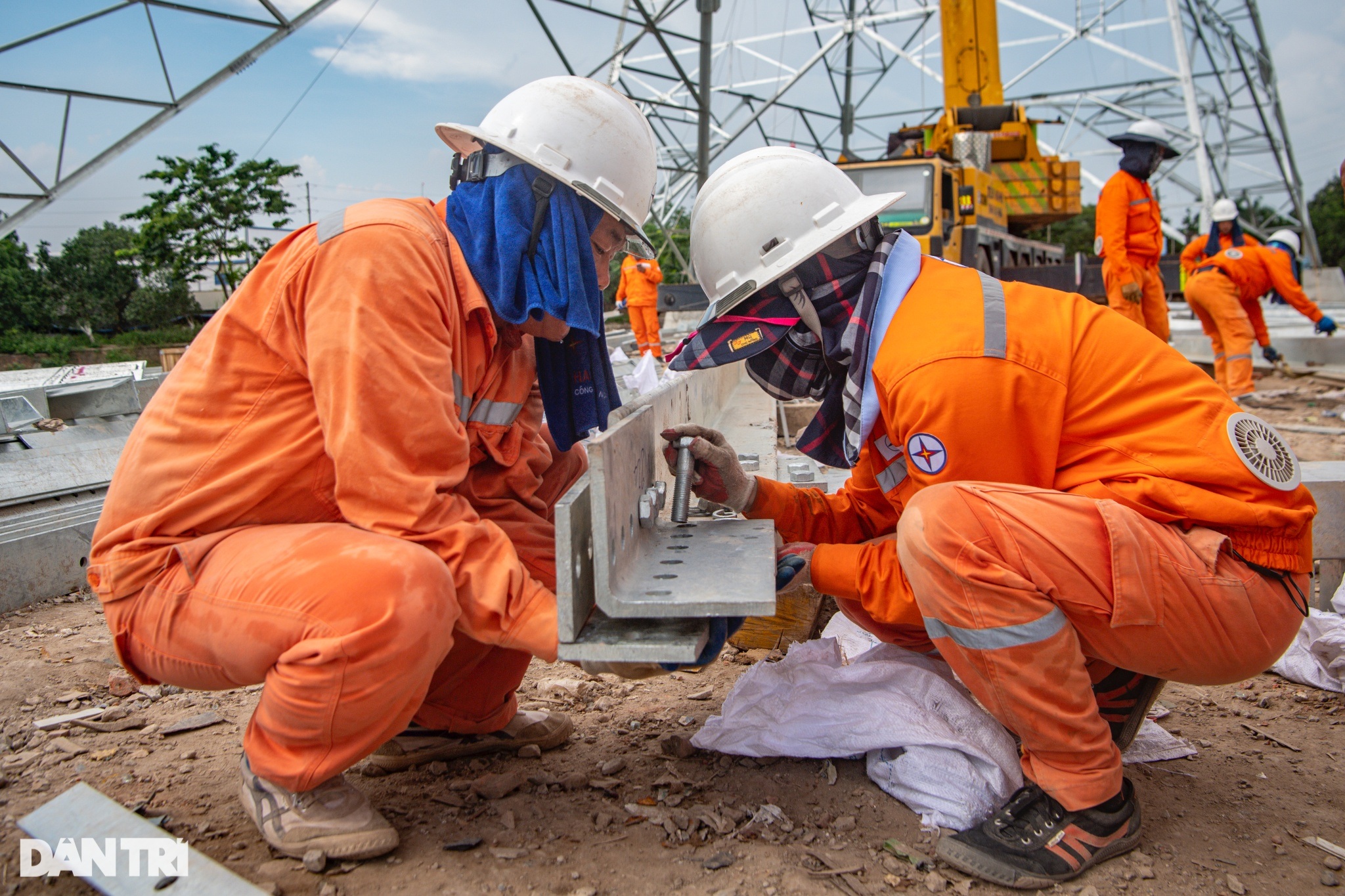 View - Công nhân đội nắng 40 độ C, treo mình giữa lưng trời xây đường điện 500kV | Báo Dân trí