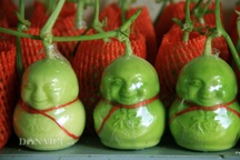 Dưa lê Thần Tài độc lạ, giá mềm hút khách dịp rằm tháng Bảy