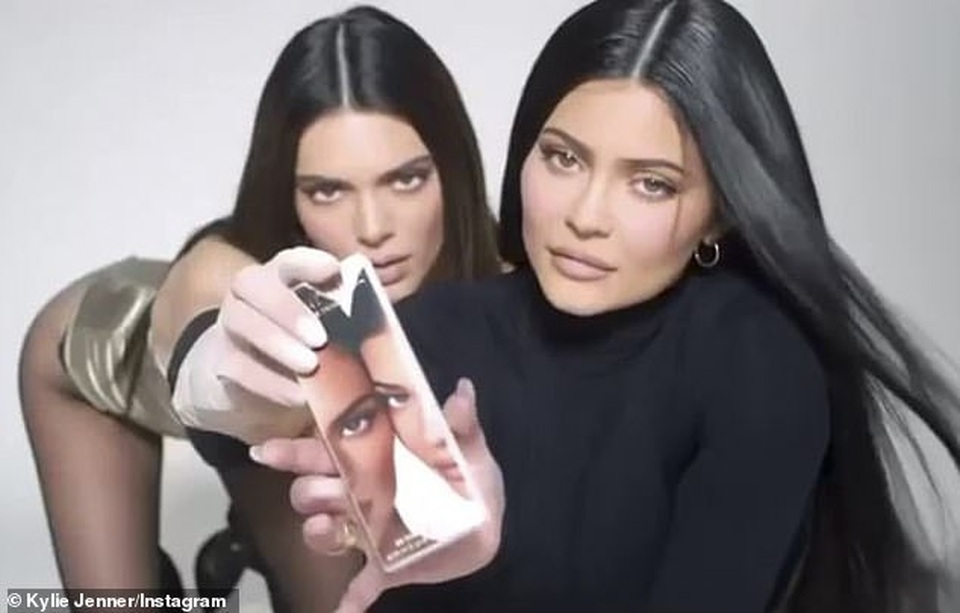 Kendall Jenner khoe chân dài trong ảnh quảng cáo mới - 4 Kendall Jenner khoe chân dài trong ảnh quảng cáo mới - 4