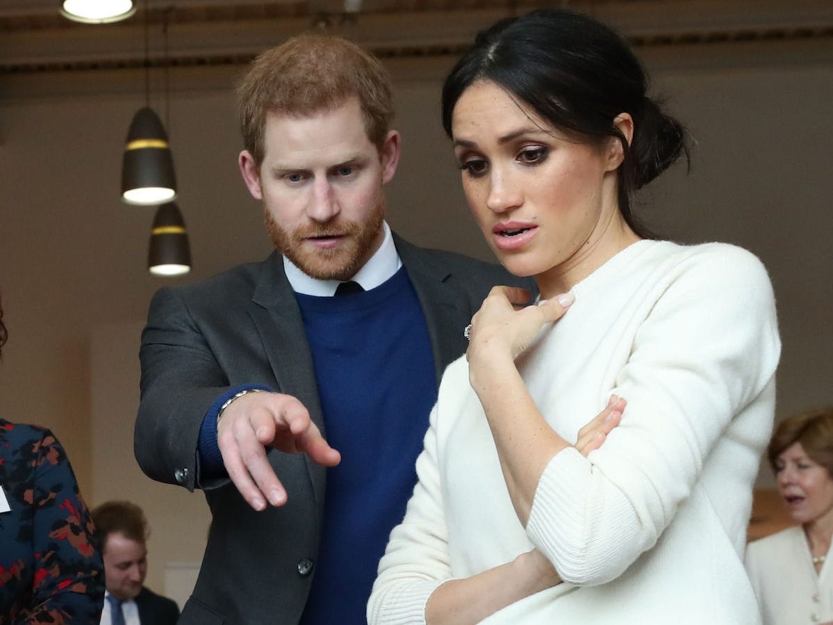 Vợ chồng Hoàng tử Harry "tuyên chiến" với truyền thông khi vừa đến Canada