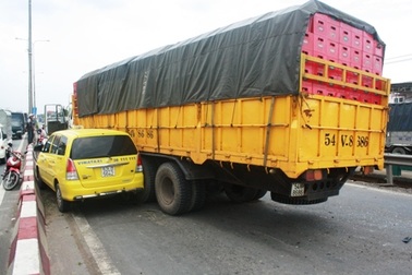 Tông nhau liên hoàn, 6 ô tô hư hỏng nặng