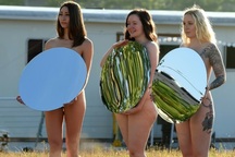 Hơn 100 phụ nữ khỏa thân phản đối tỷ phú Donald Trump