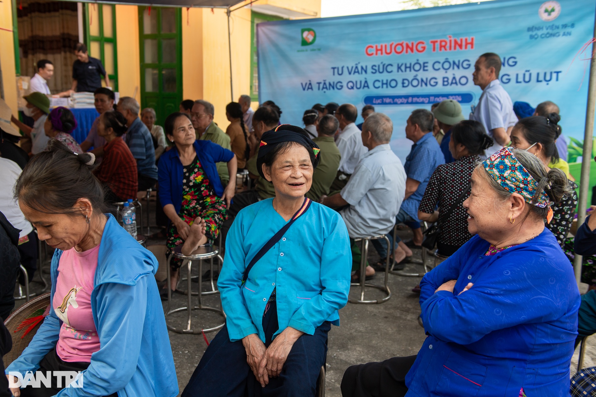 300 người dân vùng sạt lở Yên Bái được tư vấn sức khỏe, phát thuốc miễn phí - 4