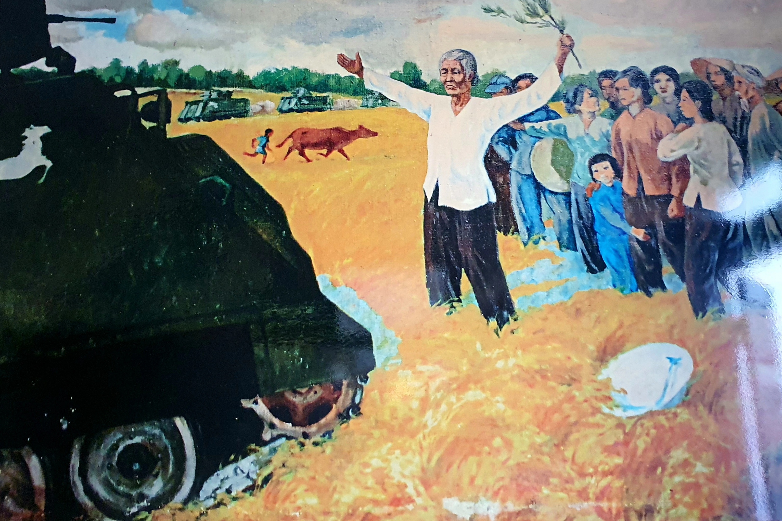 Người phụ nữ lấy thân mình chặn xe tăng, dùng đôi tay đẩy nòng súng lên cao