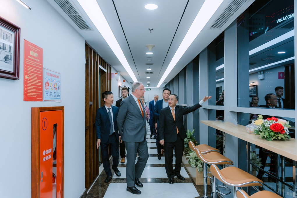 Phái đoàn bang Lower Saxony đến thăm và làm việc tại PVI - 5 Phái đoàn bang Lower Saxony đến thăm và làm việc tại PVI - 5
