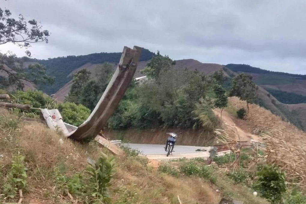 Ô tô bán tải lao khỏi đỉnh đèo, 2 người thương vong - 1 Ô tô bán tải lao khỏi đỉnh đèo, 2 người thương vong - 1