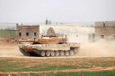 Thổ Nhĩ Kỳ tiếp tục triển khai xe tăng và khí tài tới sát Syria