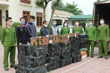 Bắt nhóm đối tượng cùng hơn 2,4 tấn pháo chuẩn bị đi tiêu thụ