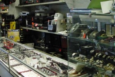 Hai tên trộm "số nhọ" mang đồ ăn cắp đi bán cho chủ nhà