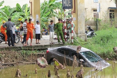 Ô tô lao xuống hồ, phóng viên bị đe dọa tác nghiệp