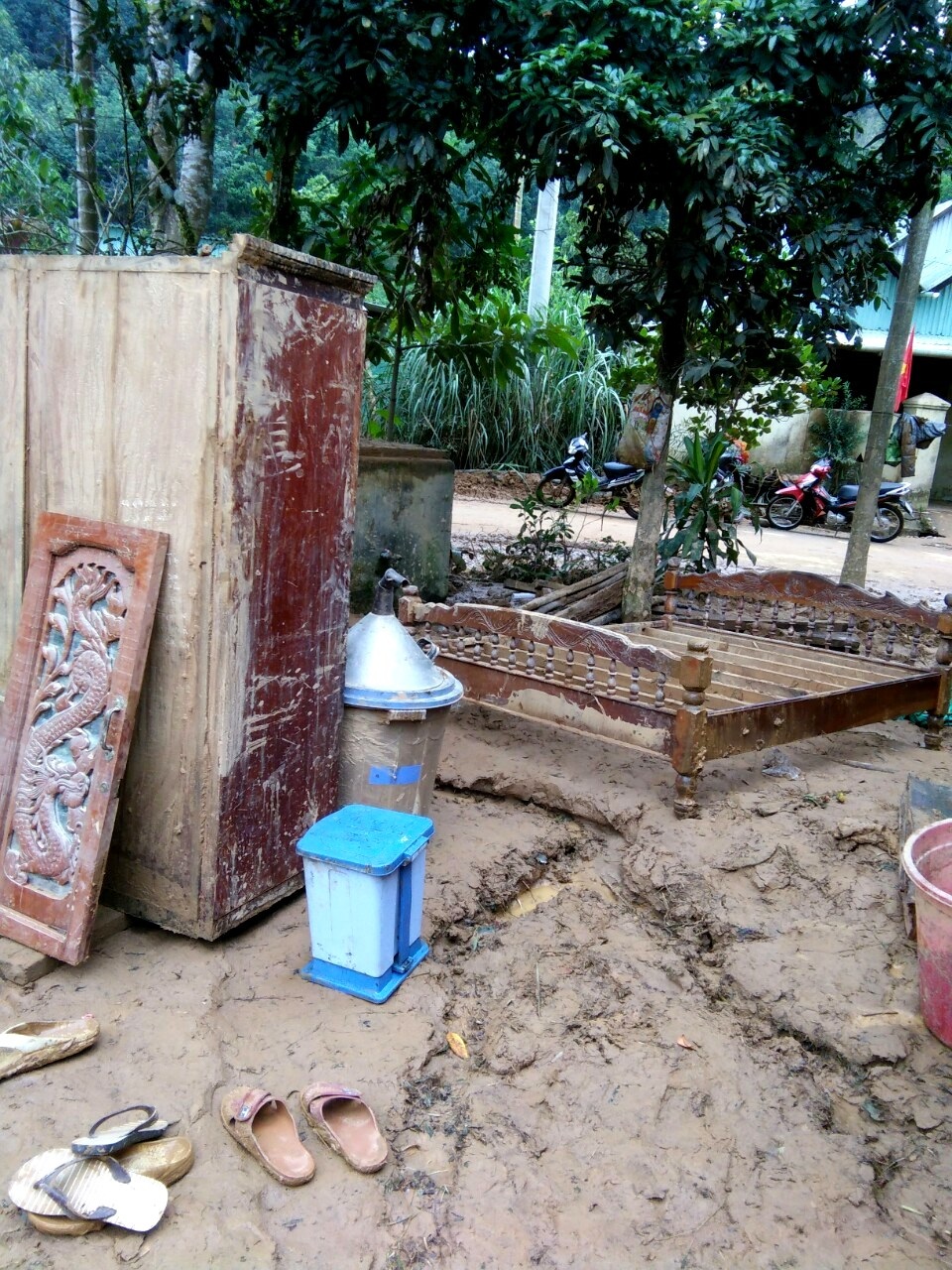 Phóng viên Dân trí cõng muối, gạo hỗ trợ dân tộc Cơ Tu bị lũ quét mất nhà - 2 Phóng viên Dân trí cõng muối, gạo hỗ trợ dân tộc Cơ Tu bị lũ quét mất nhà - 2