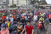 Công nhân nhận tiền trợ cấp mất việc: Trong thảm họa vẫn bị đánh thuế?