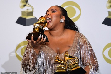 Lizzo khoe dáng ngoại cỡ bên 3 giải Grammy danh giá