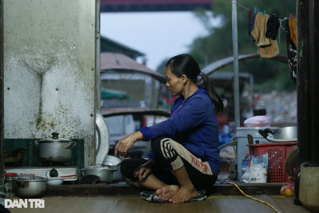 Những phận người sống dưới sông mong ước được một lần ăn Tết trên bờ - 8 Những phận người sống dưới sông mong ước được một lần ăn Tết trên bờ - 8