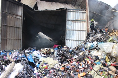 Cháy lớn, kho phế liệu bị thiêu rụi