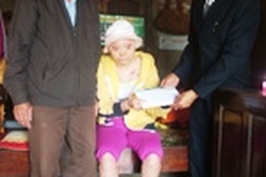 Nụ cười hạnh phúc của gia đình cô bé da cam