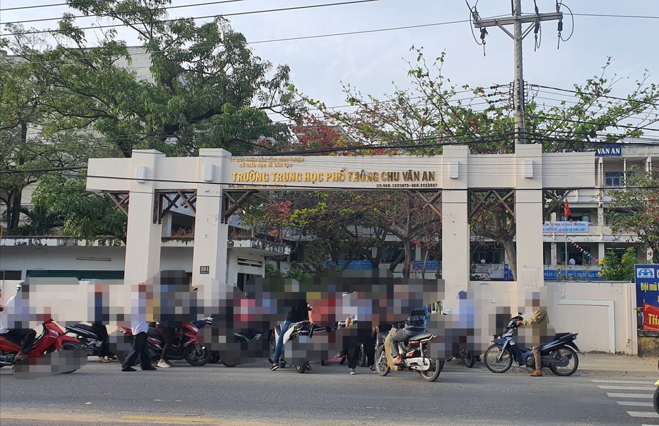 Người phụ nữ để lại thư tuyệt mệnh rồi vào trường học nhảy lầu tự tử - 1 Người phụ nữ để lại thư tuyệt mệnh rồi vào trường học nhảy lầu tự tử - 1