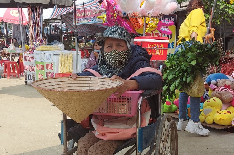 Nhếch nhác cảnh ăn xin nằm la liệt ở lễ hội Phủ Na - 7 Nhếch nhác cảnh ăn xin nằm la liệt ở lễ hội Phủ Na - 7