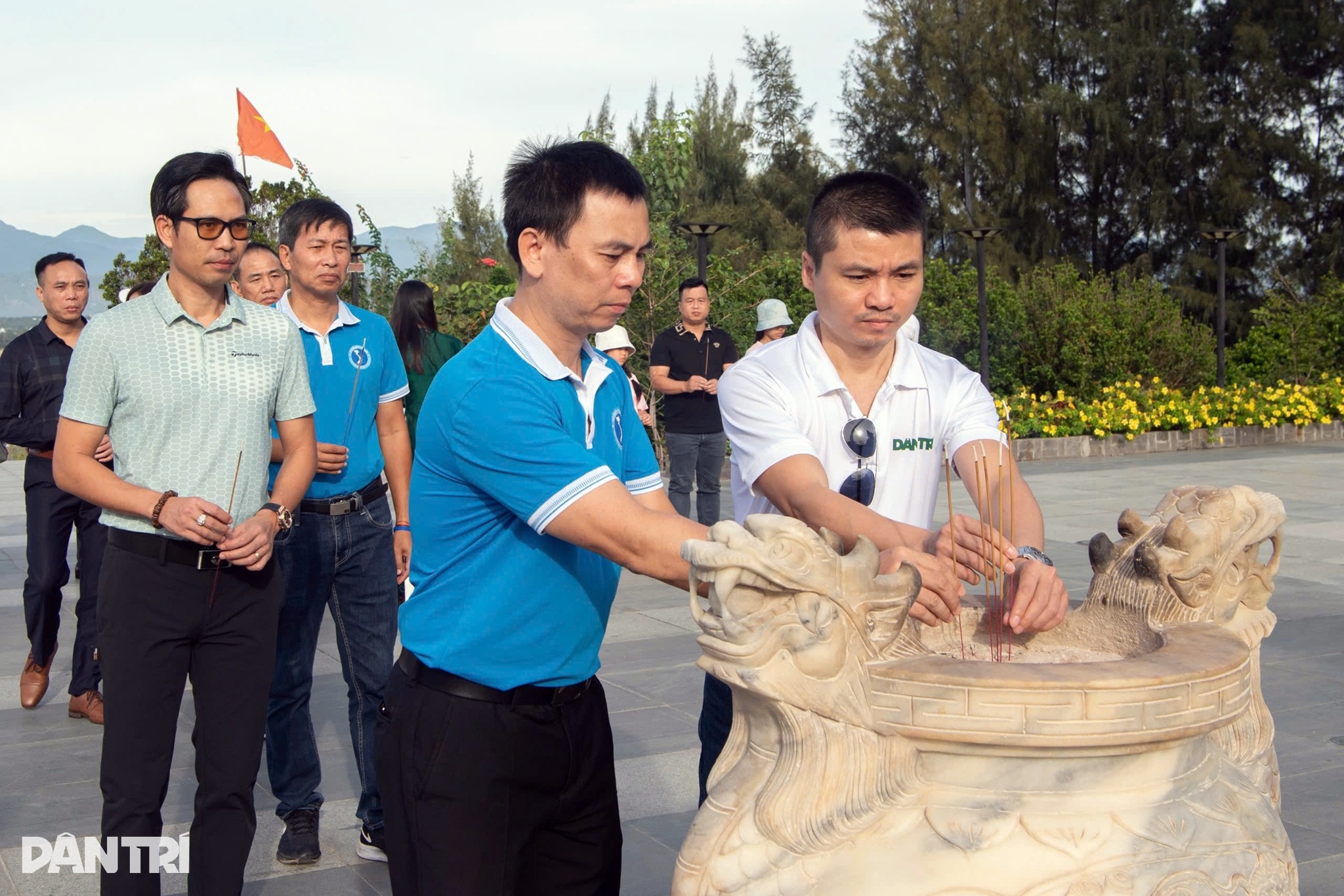 Menziarahi dan memberi hadiah kepada saudara mara syahid dan pegawai Tentera Laut yang bekerja di Truong Sa - 2 Thăm tặng quà đến thân nhân liệt sỹ, cán bộ Hải quân công tác ở Trường Sa - 2