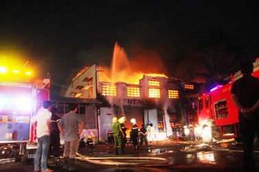 8 giờ khống chế vụ cháy kinh hoàng tại công ty SamHo