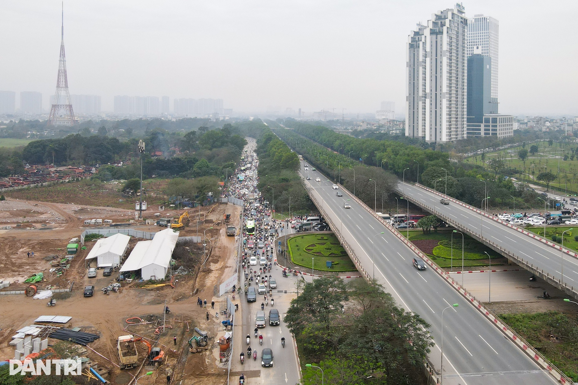 Đường gom đầu đại lộ Thăng Long: Giao thông tê liệt trong buổi sáng - 1 Đường gom đầu đại lộ Thăng Long: Giao thông tê liệt trong buổi sáng - 1