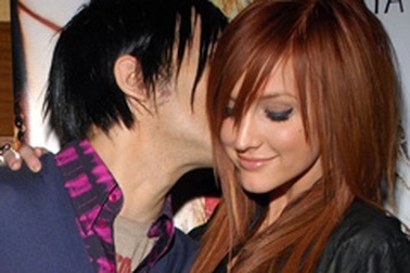 Ashlee Simpson đã đeo nhẫn “hẹn ước”