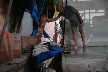 Nhà dân hở hàm ếch, sập tường sau triều cường ở TPHCM