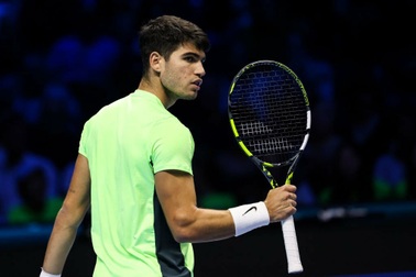 Alcaraz giành chiến thắng đầu tiên, Medvedev vào bán kết ATP Finals