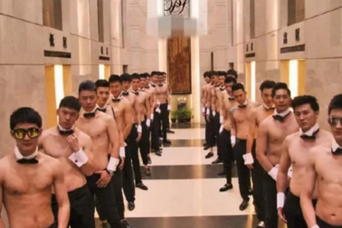 Quý bà Trung Quốc tặng xe Audi, cốc vàng cho nam tiếp viên