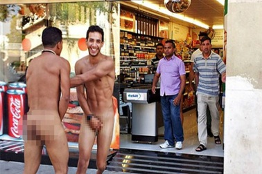 Nhức mắt vì du khách Ý khỏa thân ở Tây Ban Nha