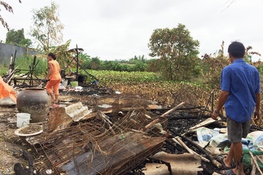 Nấu ăn quên tắt bếp gas, một căn nhà bị cháy rụi