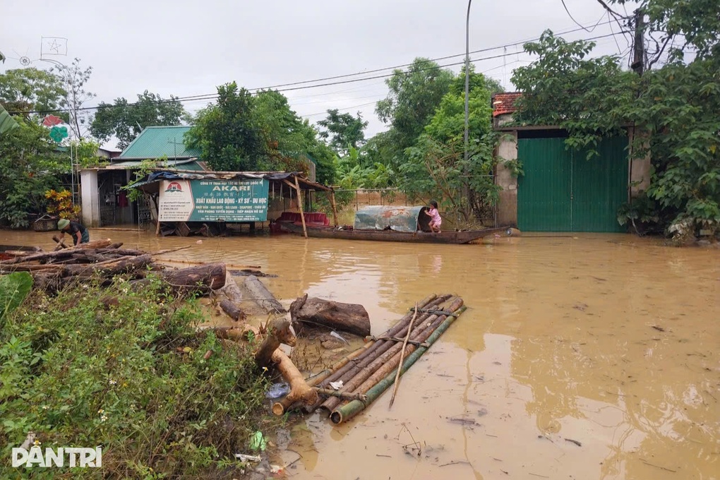 Ba xã đang bị cô lập hoàn toàn, nhiều khu dân cư nước ngập ngang thân nhà - 3 Ba xã đang bị cô lập hoàn toàn, nhiều khu dân cư nước ngập ngang thân nhà - 3