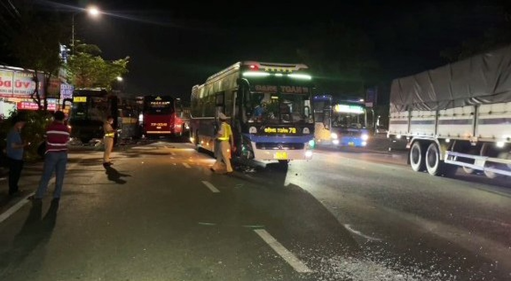 Tai nạn liên hoàn 4 xe khách, nhiều người bị thương - 2 Tai nạn liên hoàn 4 xe khách, nhiều người bị thương - 2