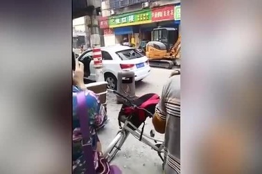 Đập phá xe Audi Q3 vì chê nhỏ