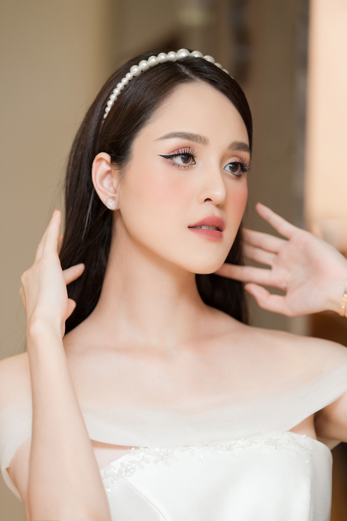 Á hậu bí ẩn đất Bắc tái xuất, khoe nhan sắc xinh đẹp và quyến rũ ở tuổi 28 - 1 Á hậu bí ẩn đất Bắc tái xuất, khoe nhan sắc xinh đẹp và quyến rũ ở tuổi 28 - 1