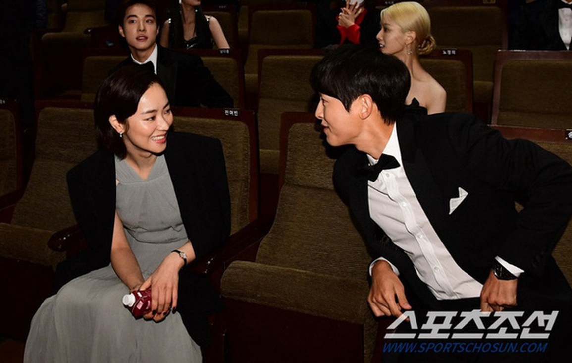 2 năm sau ly hôn Song Hye Kyo, Song Joong Ki bị bắt gặp hò hẹn - 5 2 năm sau ly hôn Song Hye Kyo, Song Joong Ki bị bắt gặp hò hẹn - 5