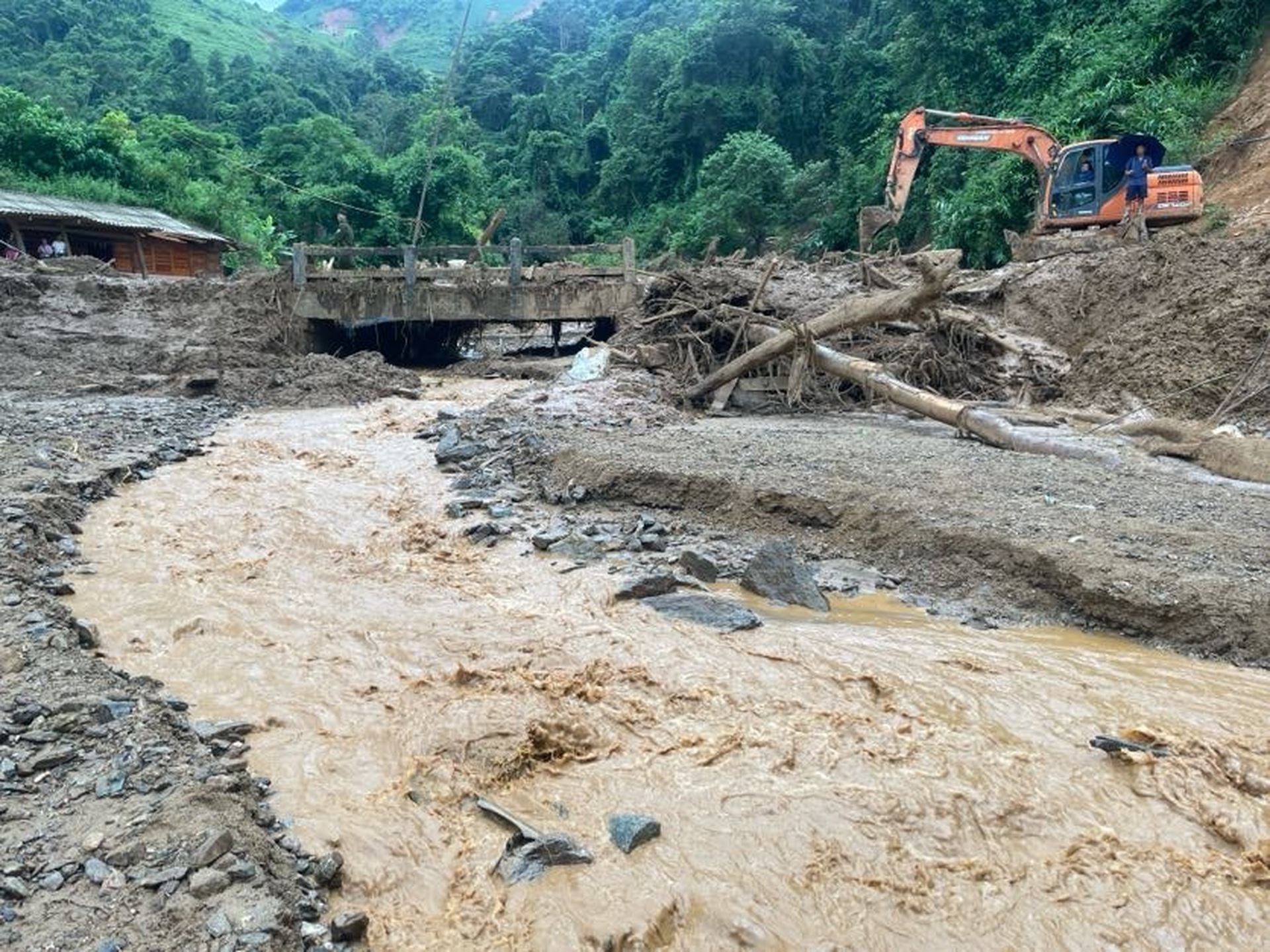 Thủ tướng bật khóc trước nỗi đau mất 3 con của đôi vợ chồng ở Điện Biên - 1 Thủ tướng bật khóc trước nỗi đau mất 3 con của đôi vợ chồng ở Điện Biên - 1